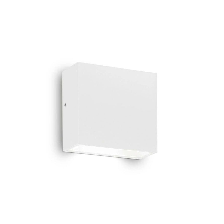 Applique murale blanche carrée de trois quarts sur fond neutre clair