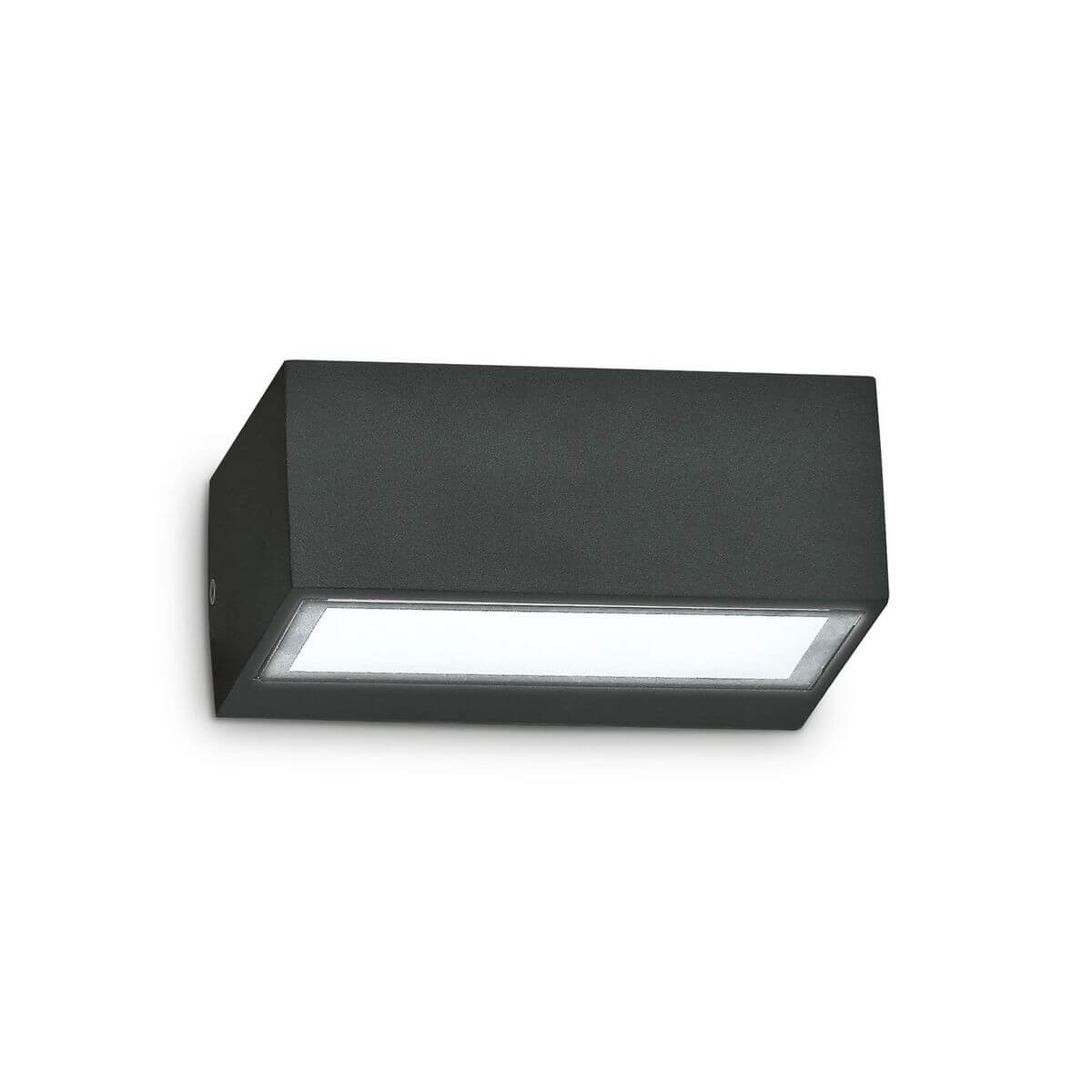 Applique murale noire de forme rectangulaire, vue de face sur fond blanc, diffuseur diffus