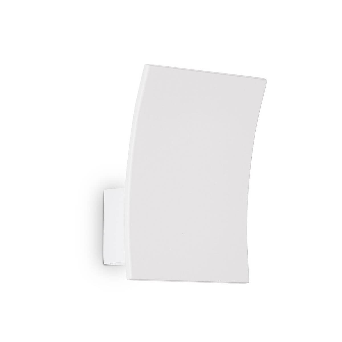Applique murale blanche de face sur fond blanc, panneau rectangulaire légèrement incurvé