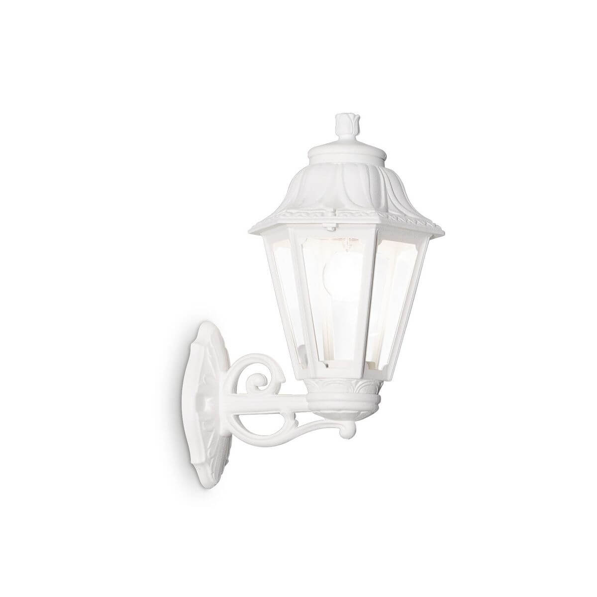 Applique murale extérieure blanche de style lanterne, vue de trois quarts sur fond blanc