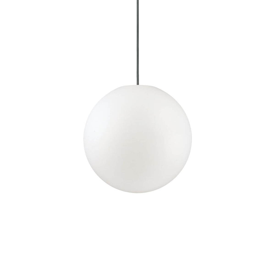Suspension sphérique blanche avec câble noir, produit isolé sur fond blanc, vue de face.