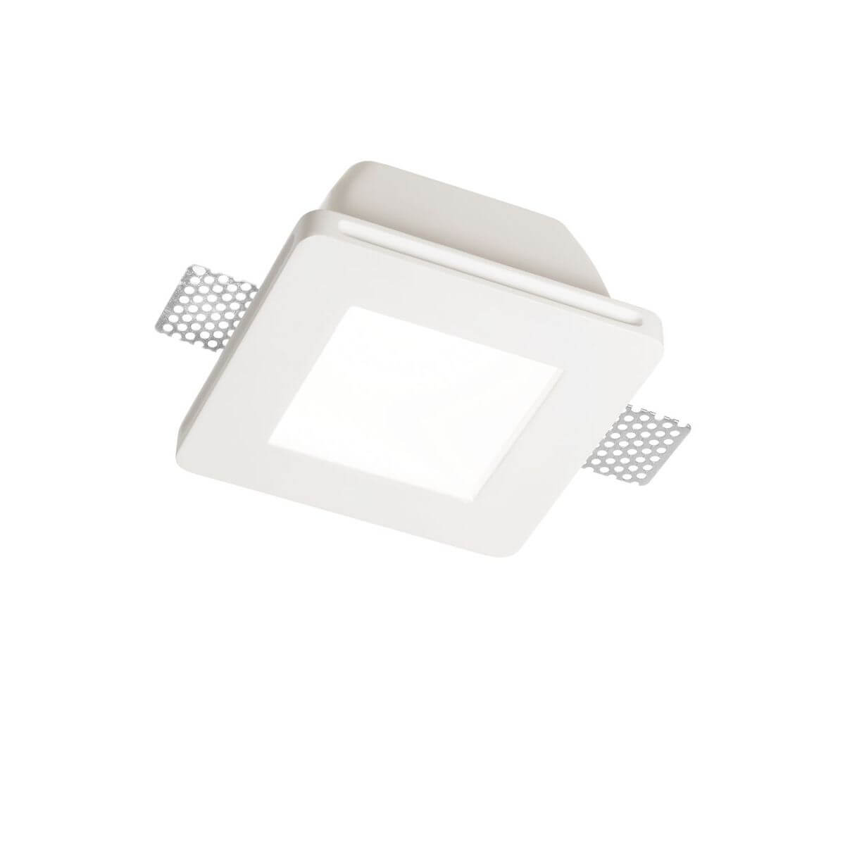 Spot encastrable carré blanc vu de trois quarts, ailettes de fixation perforées apparentes