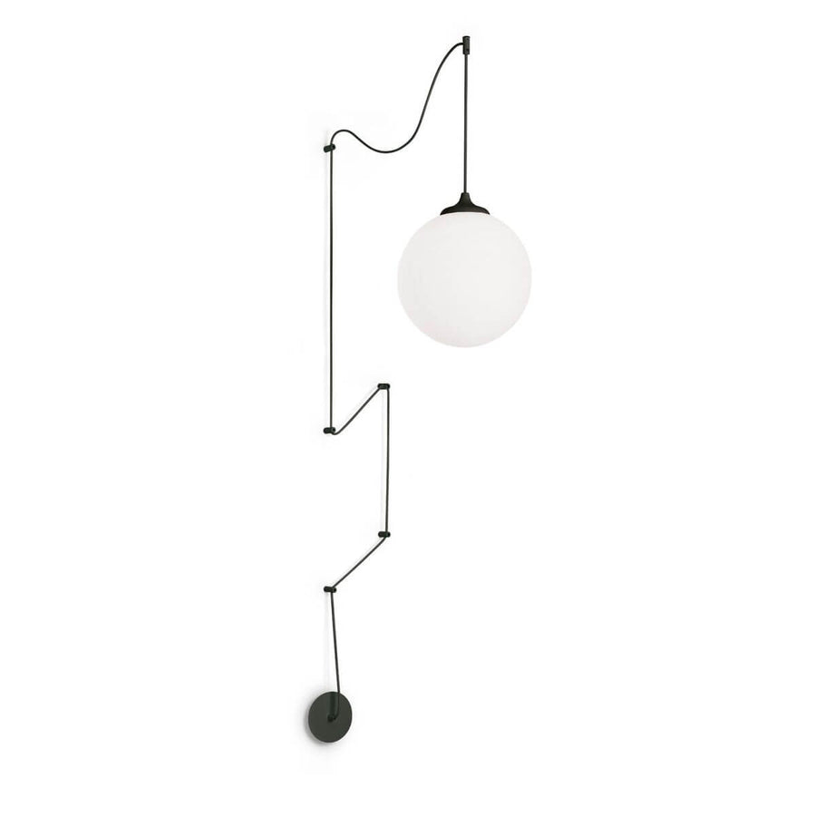 Suspension globe de verre opalin blanc, câble noir apparent, vue produit sur fond blanc
