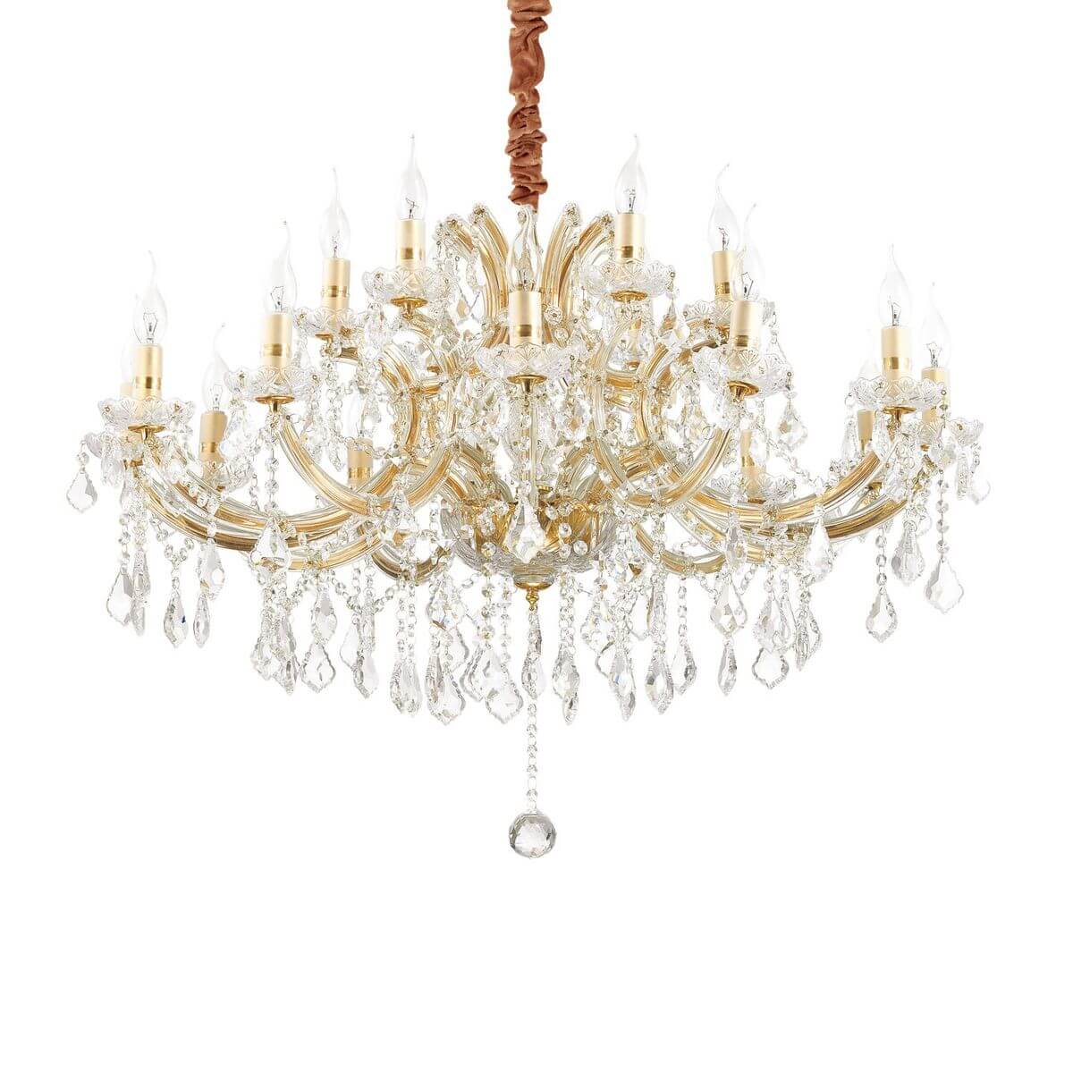 Lustre doré à dix-huit lumières avec pampilles en cristal, vue de face sur fond blanc.