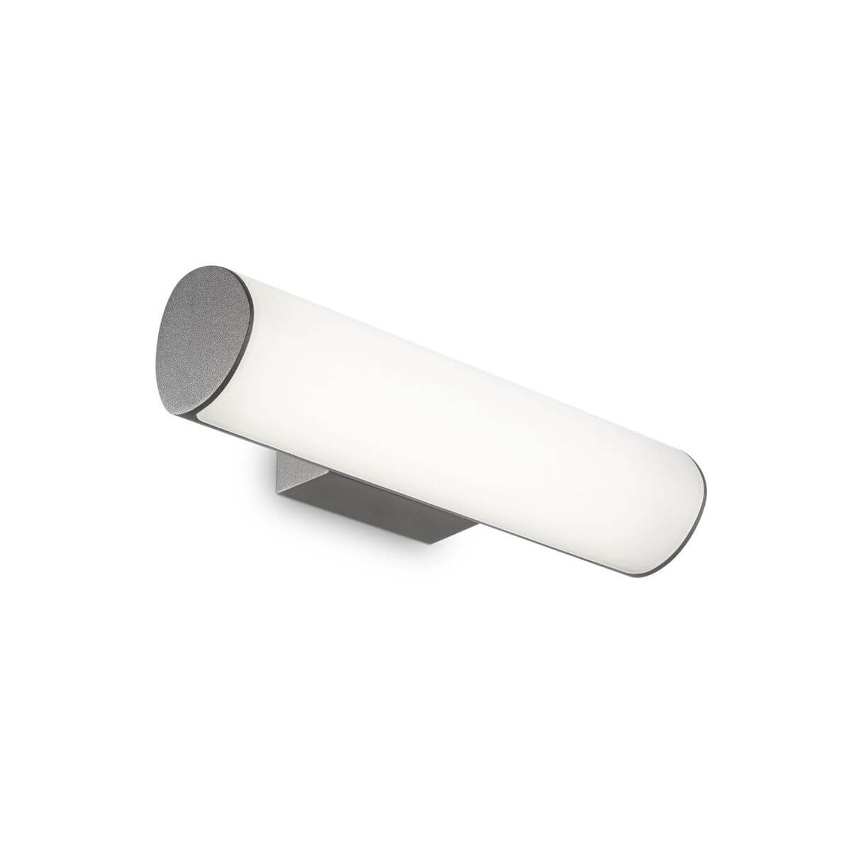 Vue de trois quarts sur fond blanc, applique murale cylindrique avec diffuseur blanc.