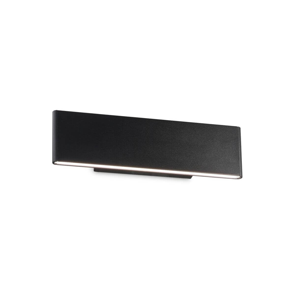Applique murale noire rectangulaire avec bandeau LED allumé sous le boîtier