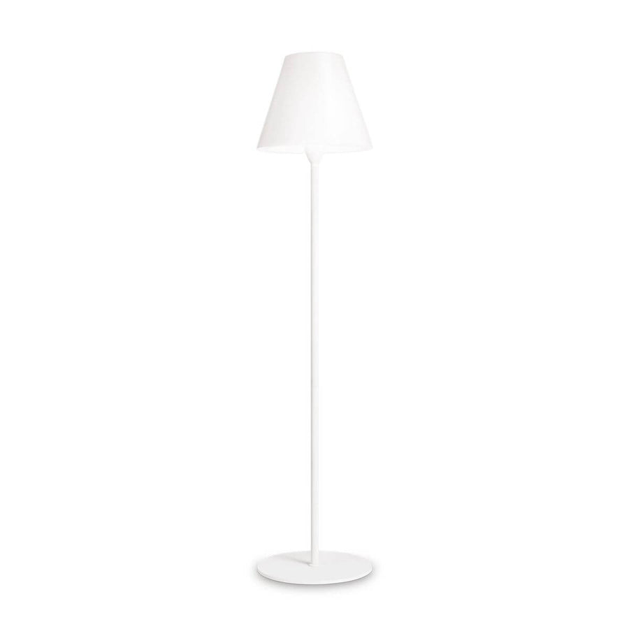 Lampadaire blanc de face sur fond neutre, abat-jour conique et pied fin