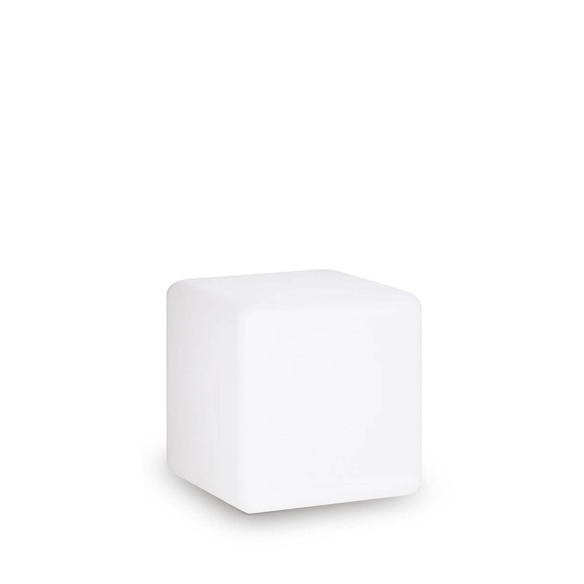 Lampadaire extérieur cubique blanc posé sur fond blanc, produit seul de face.