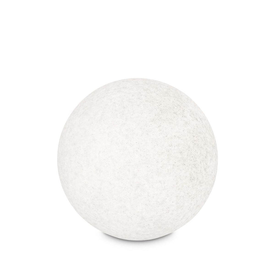 Sphère lumineuse blanche au fini granuleux photographiée de face sur fond neutre
