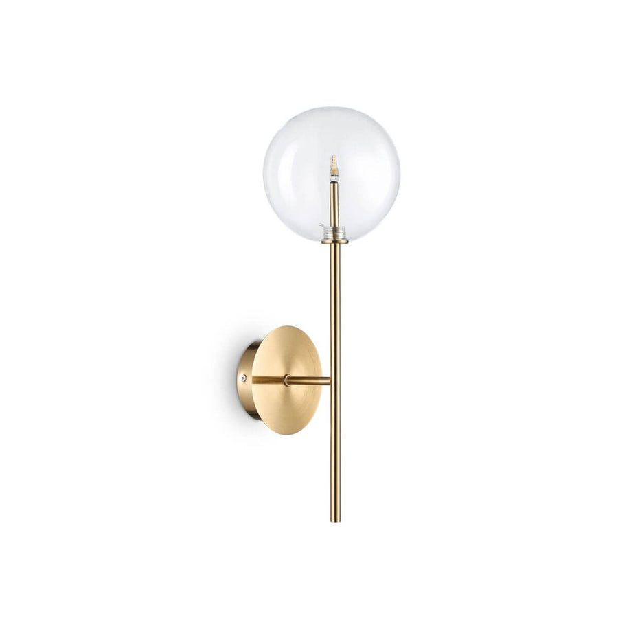 Applique murale en laiton avec globe en verre transparent, vue de face sur fond blanc.