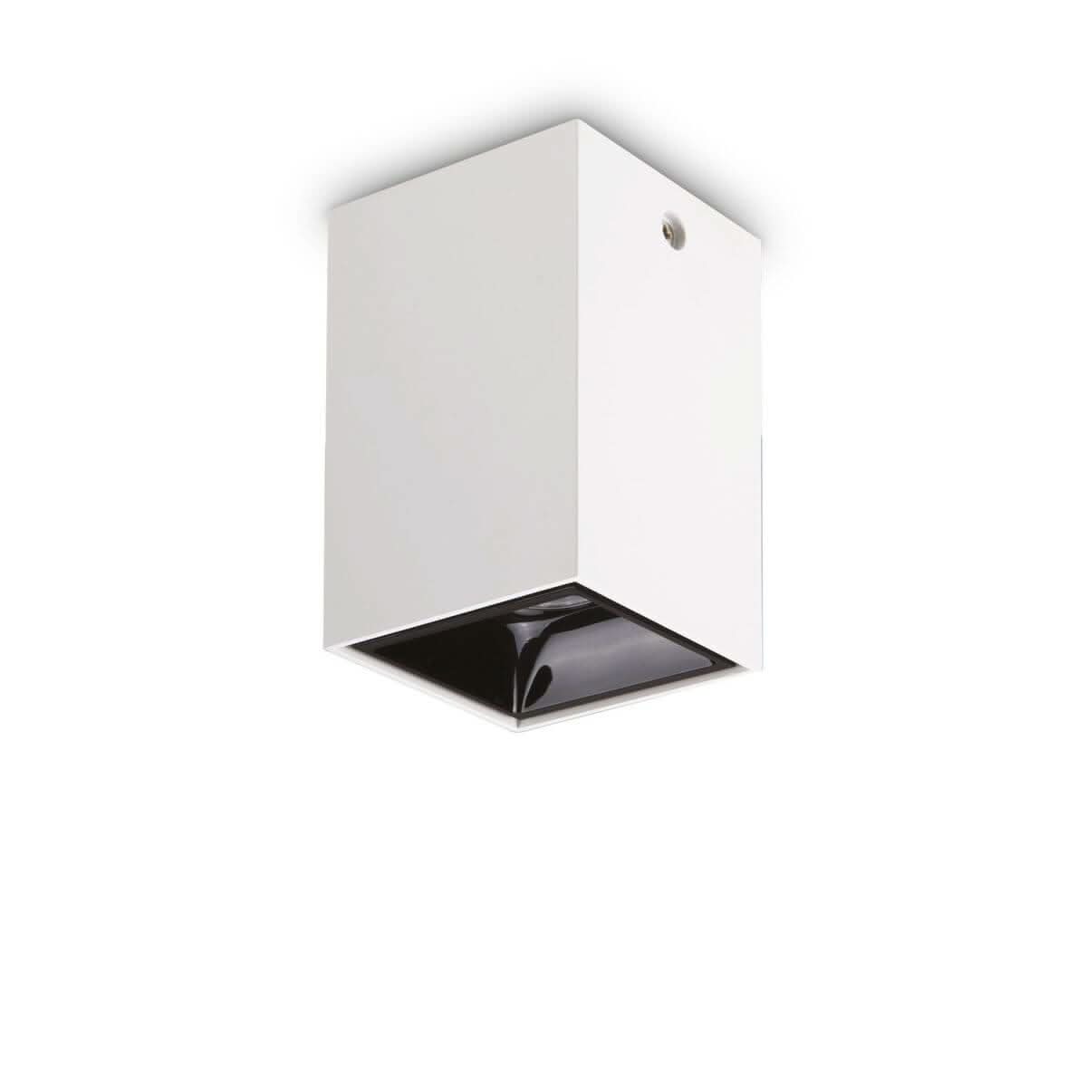 Plafonnier blanc cubique vu de trois quarts, face et dessous visibles