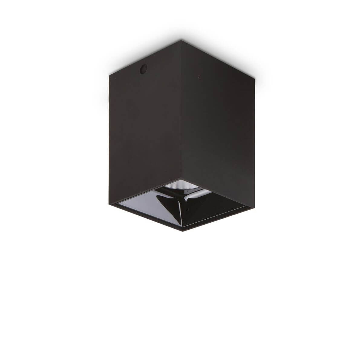 Plafonnier cubique noir mat présenté de trois quarts sur fond blanc