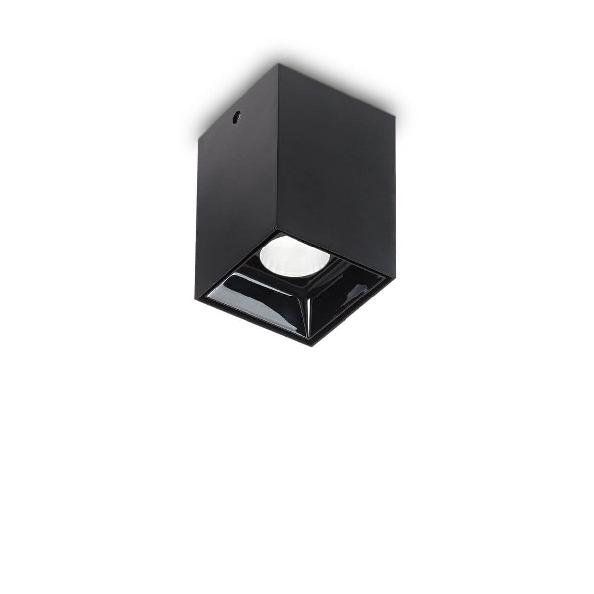 Plafonnier cubique noir sur fond blanc, diffuseur en verre et ampoule visible