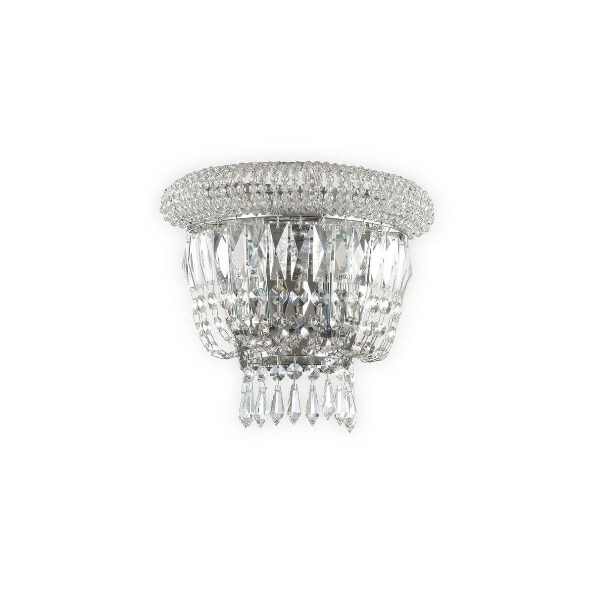 Luminaire en cristal vu de face, monture chromée et pampilles suspendues en couronne