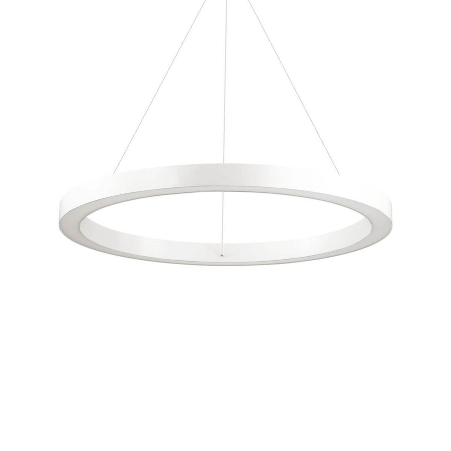 Suspension annulaire blanche de face sur fond blanc, câbles fins apparents