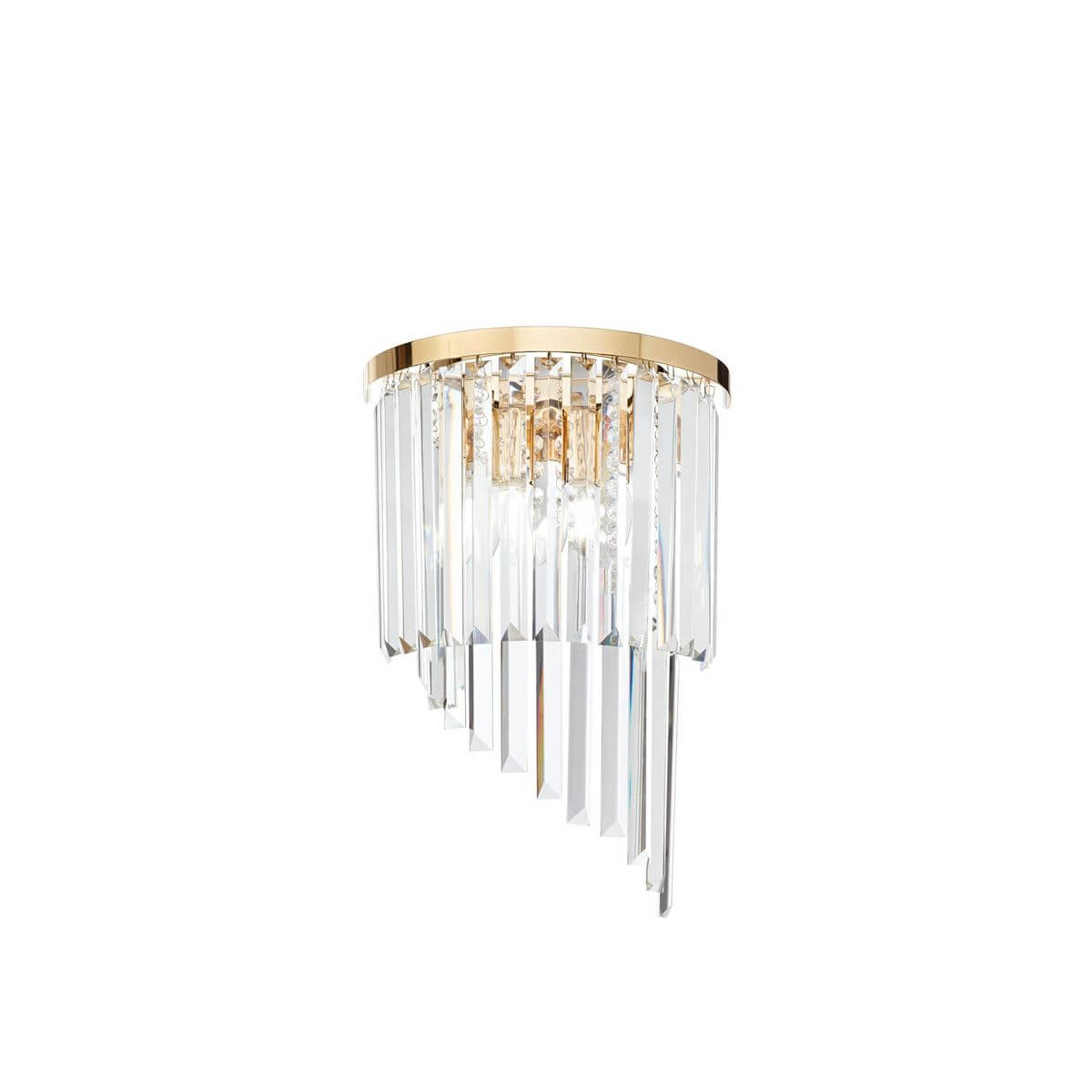 Luminaire doré vu de face avec longs prismes de cristal en cascade
