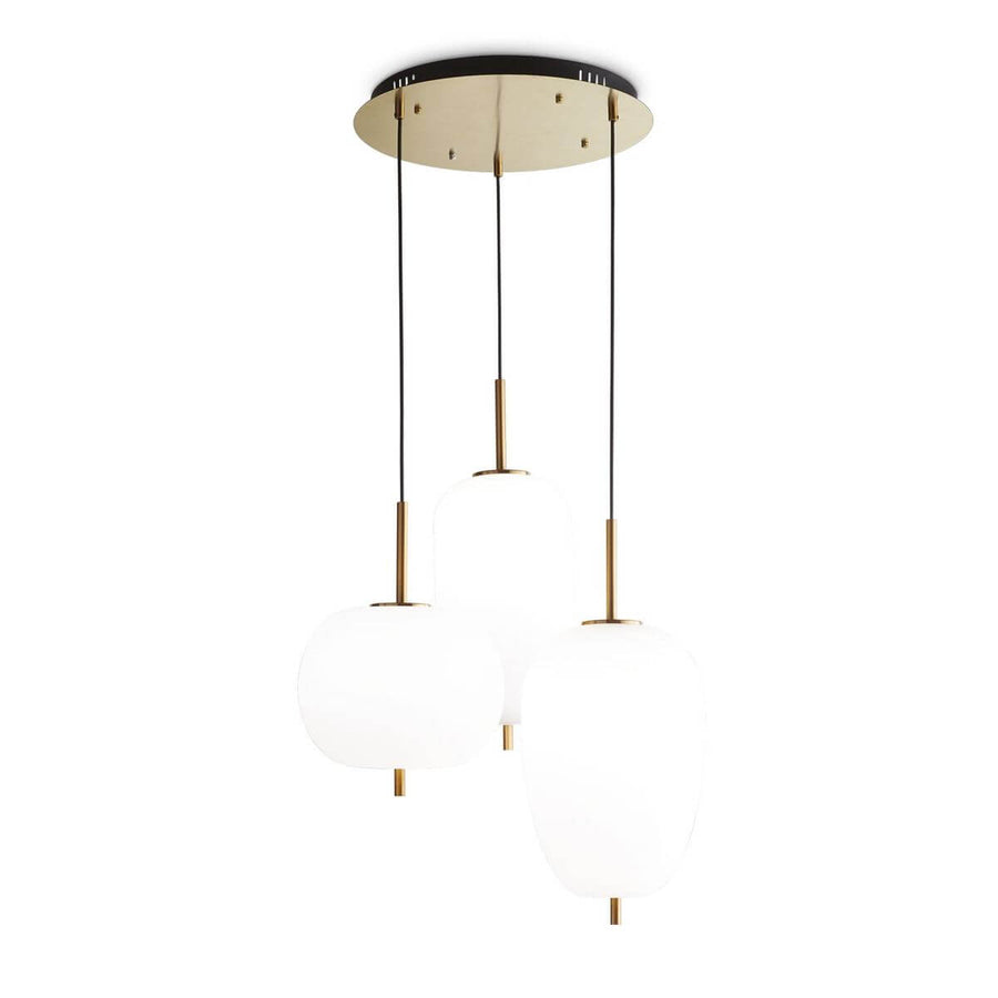 Suspension à trois globes de verre blanc opalin, câbles noirs et finitions laiton doré