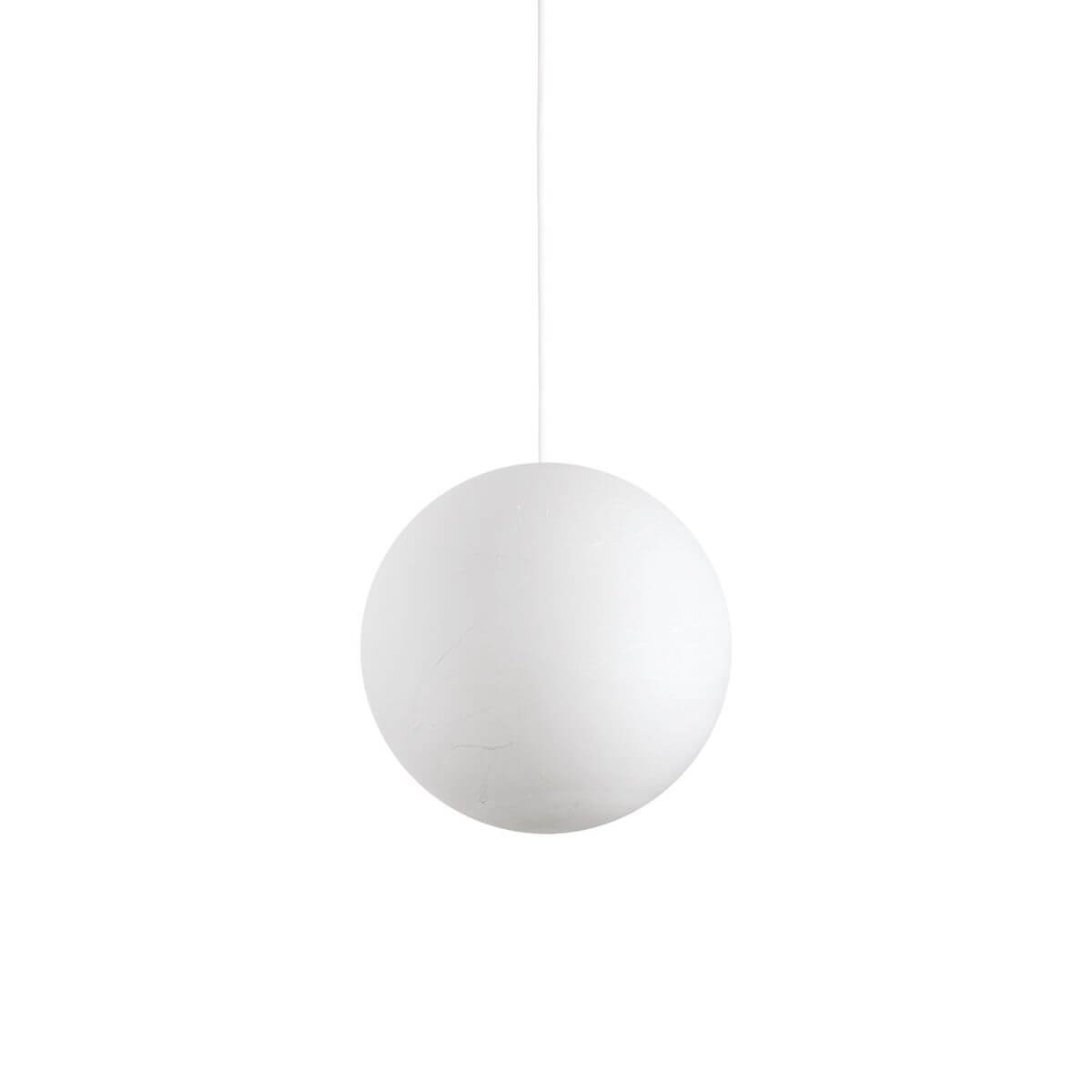 Suspension sphérique blanche de face, cordon fin, sur fond blanc.