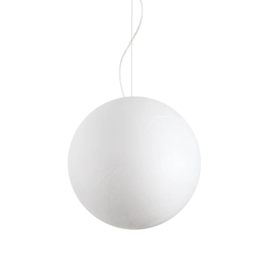 Suspension boule blanche en papier de riz, vue de face sur fond neutre