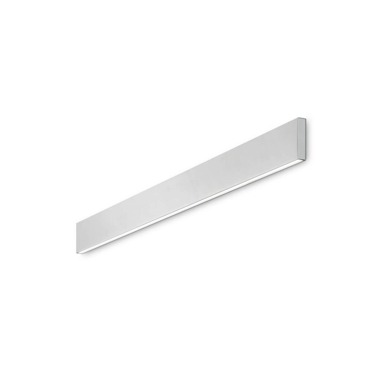 Vue de trois quarts du luminaire blanc linéaire isolé sur fond blanc