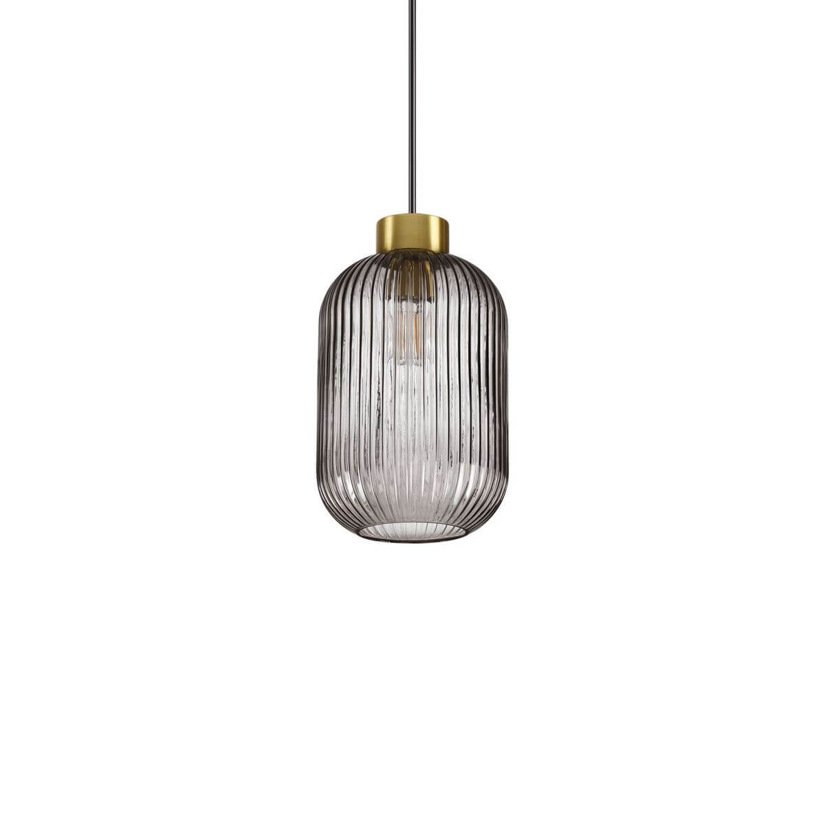 Suspension en verre fumé strié avec capuchon doré, vue de face sur fond blanc.