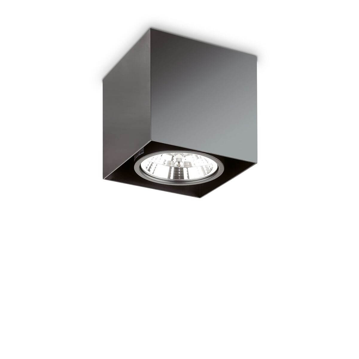 Plafonnier cubique noir de face, optique ronde visible sous la base