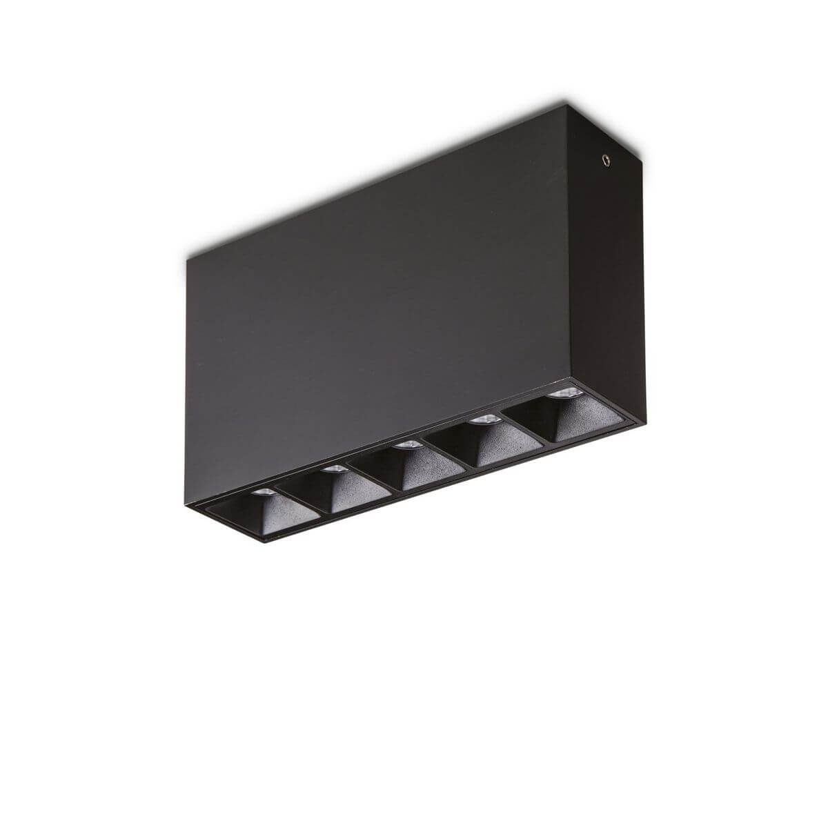 Vue de trois quarts du plafonnier noir rectangulaire avec cinq ouvertures et LED intégrées