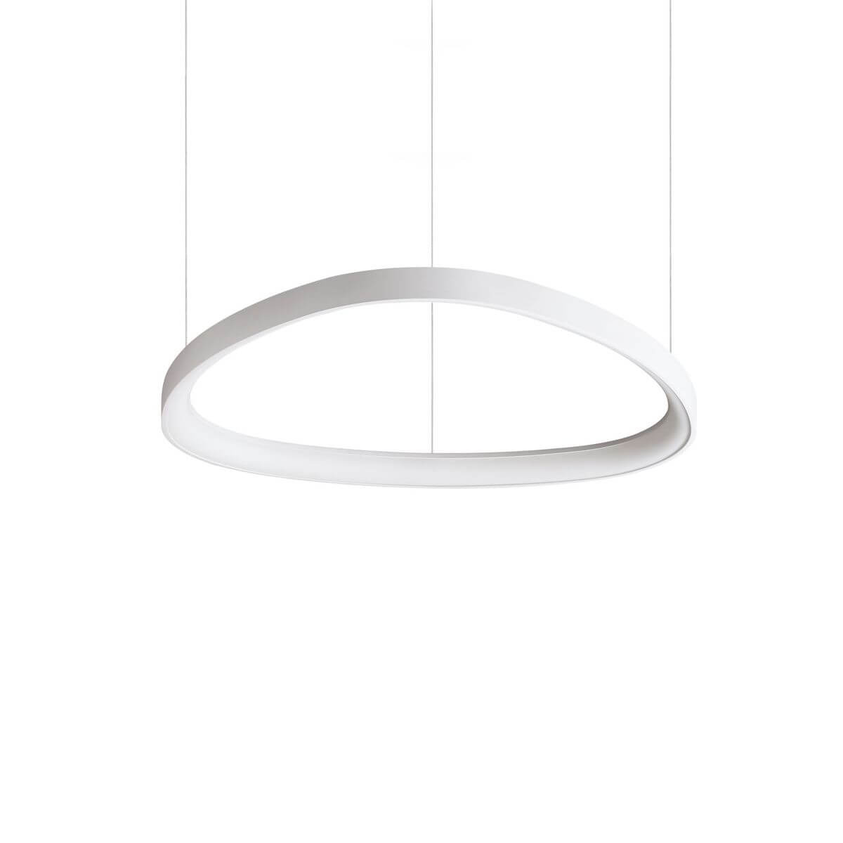 Suspension blanche en forme d'anneau vue de face avec ses câbles
