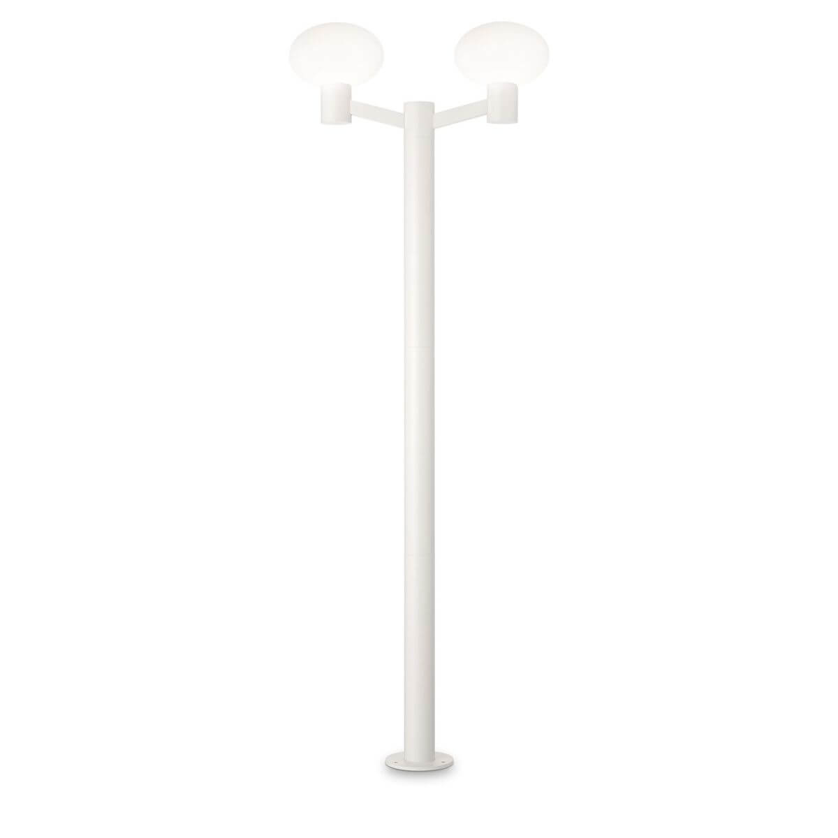 Lampadaire extérieur blanc à deux globes sur bras, vu de face sur fond blanc.