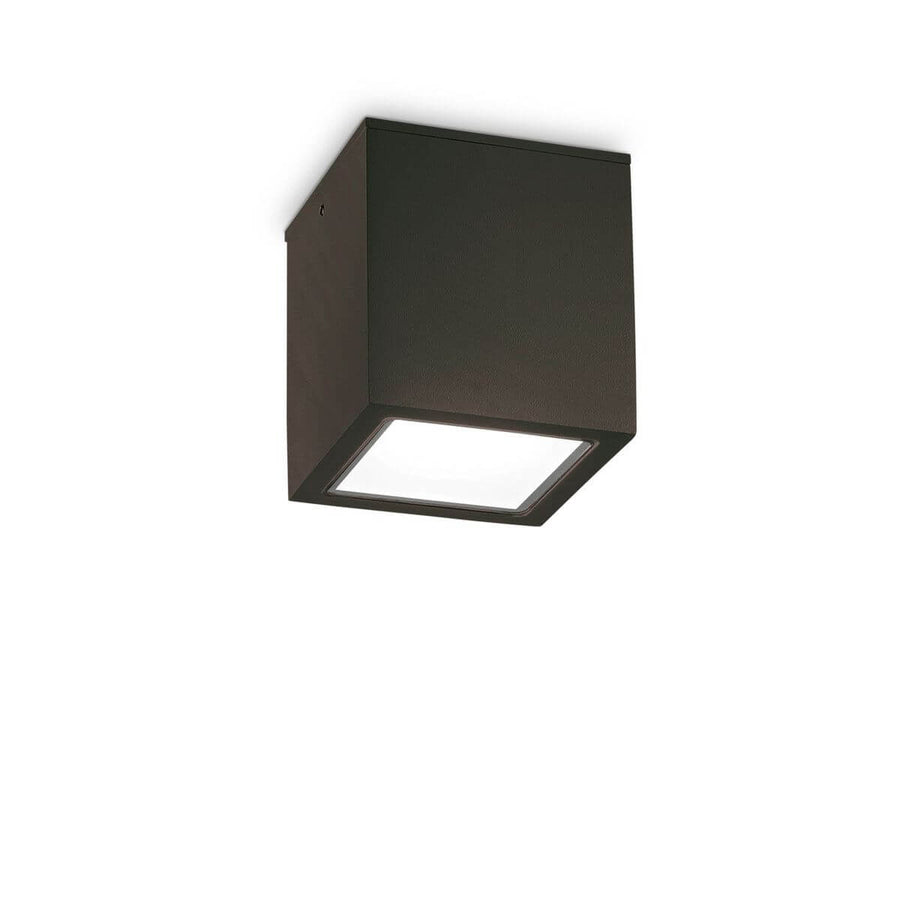 Vue de face du plafonnier cubique noir, verre dépoli blanc en partie basse