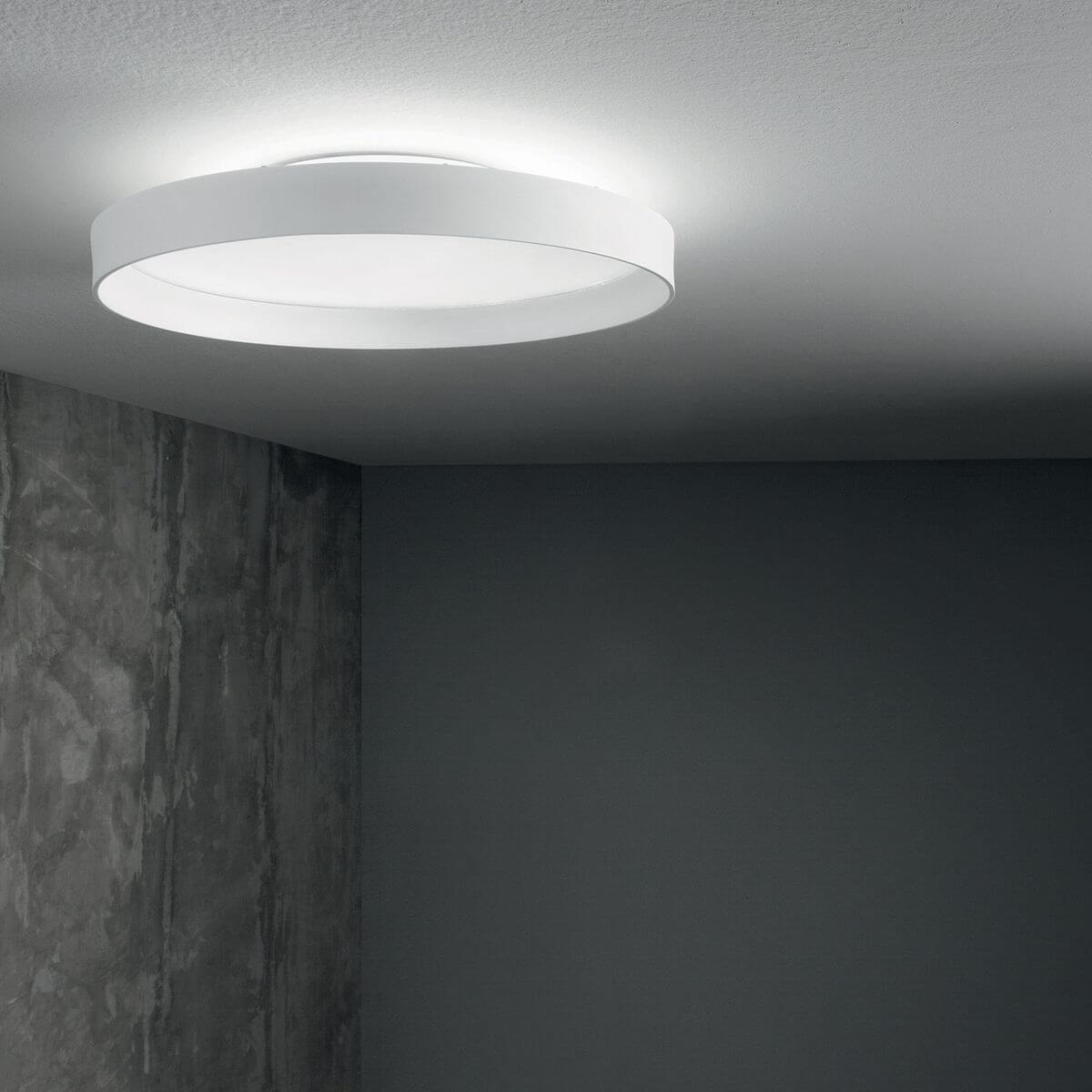 Vue en situation au plafond, halo lumineux diffusé sur béton gris