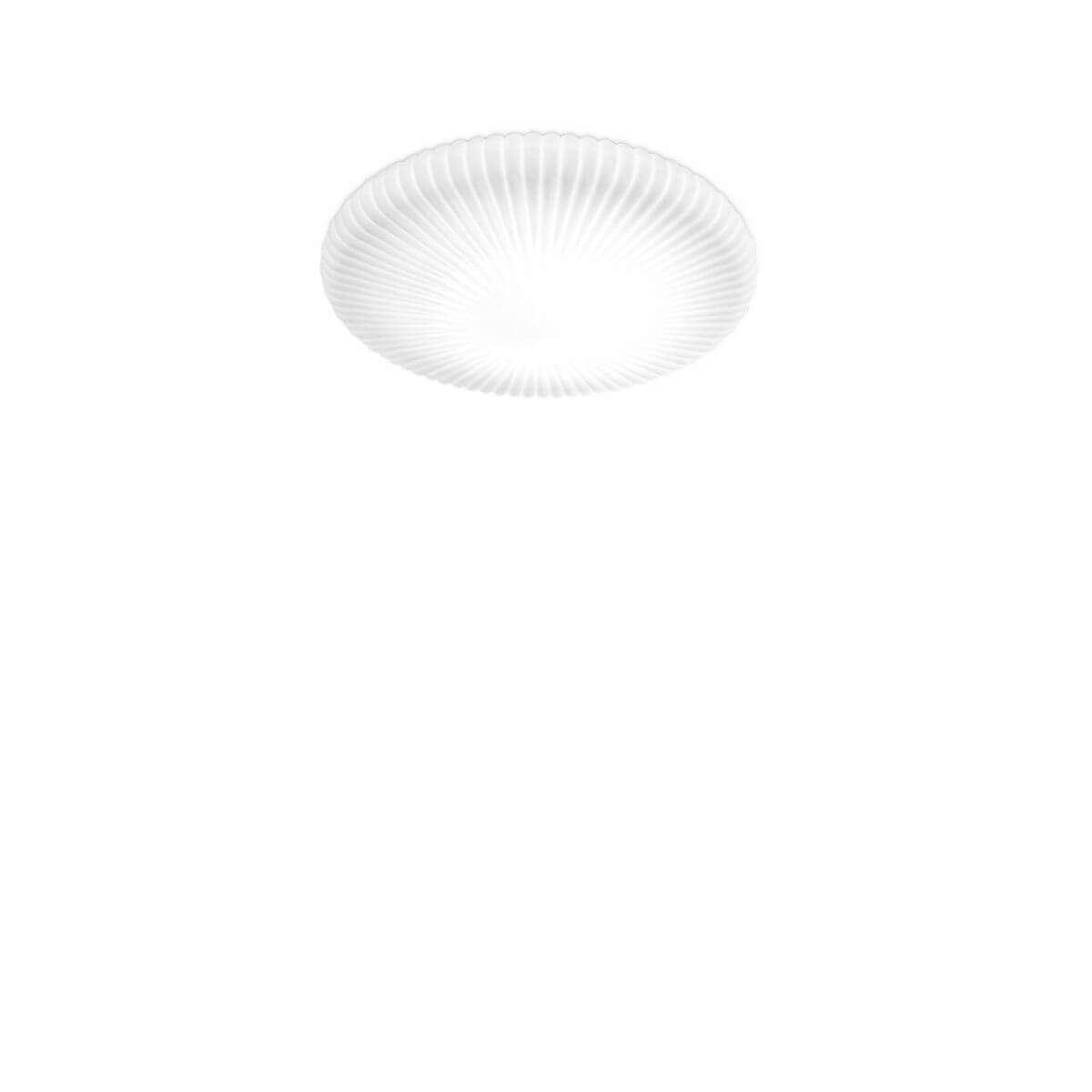 Plafonnier rond blanc en verre strié, vue de face sur fond neutre