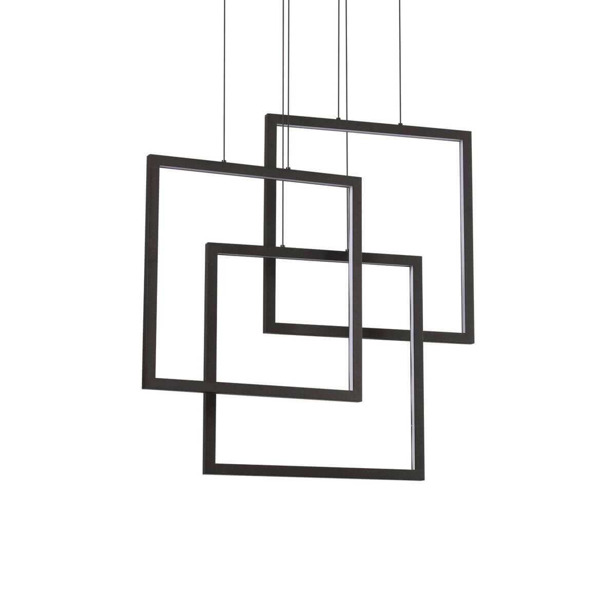 Suspension noire composée de trois cadres carrés imbriqués suspendus par de fins câbles