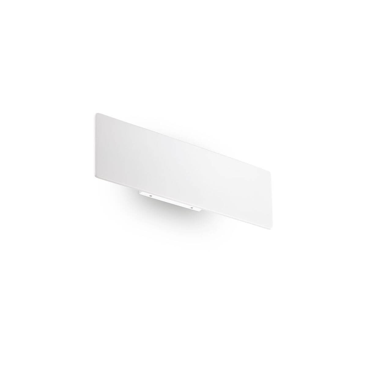 Vue de face de l'applique murale blanche rectangulaire, légèrement inclinée sur fond blanc
