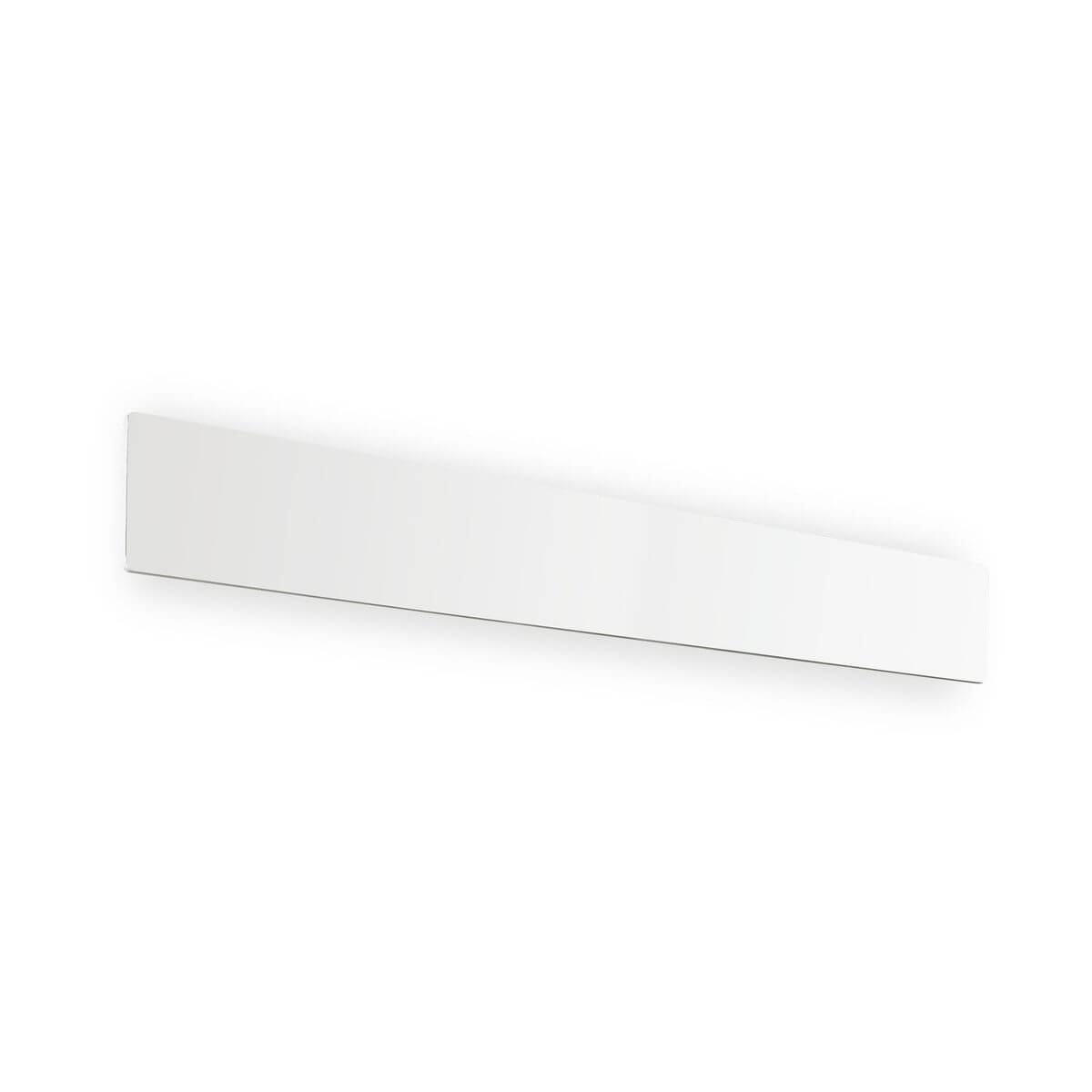 Applique murale blanche rectangulaire présentée de face sur fond blanc