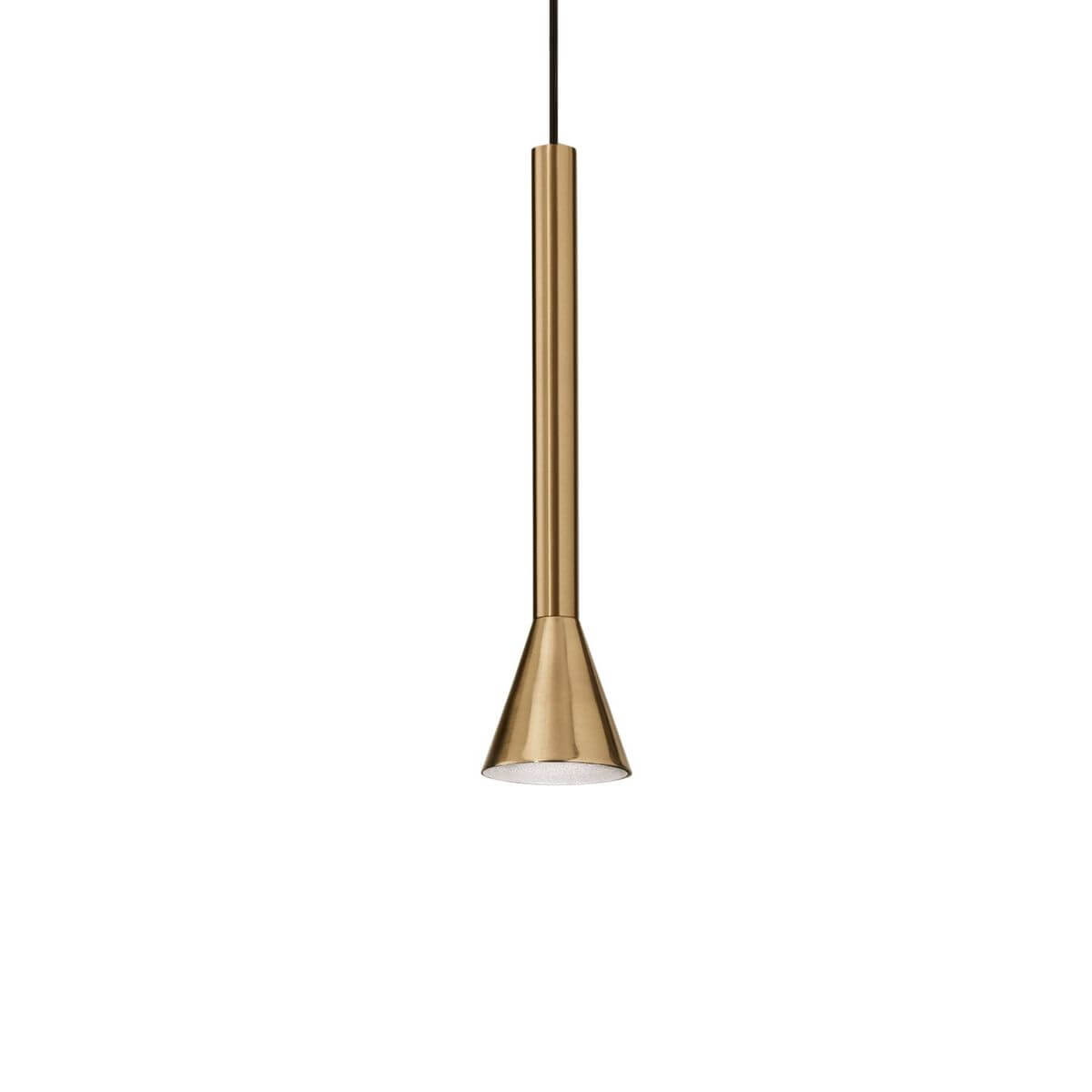 Suspension en laiton vue de face sur fond blanc, long tube et diffuseur conique