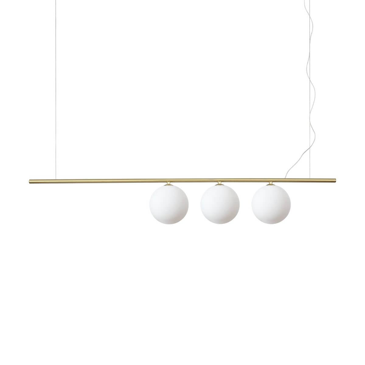 Suspension laiton à trois globes de verre opalin blanc, vue de face sur fond neutre.