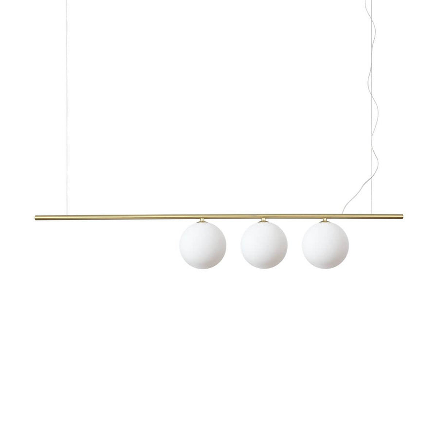 Suspension laiton à trois globes de verre opalin blanc, vue de face sur fond neutre.