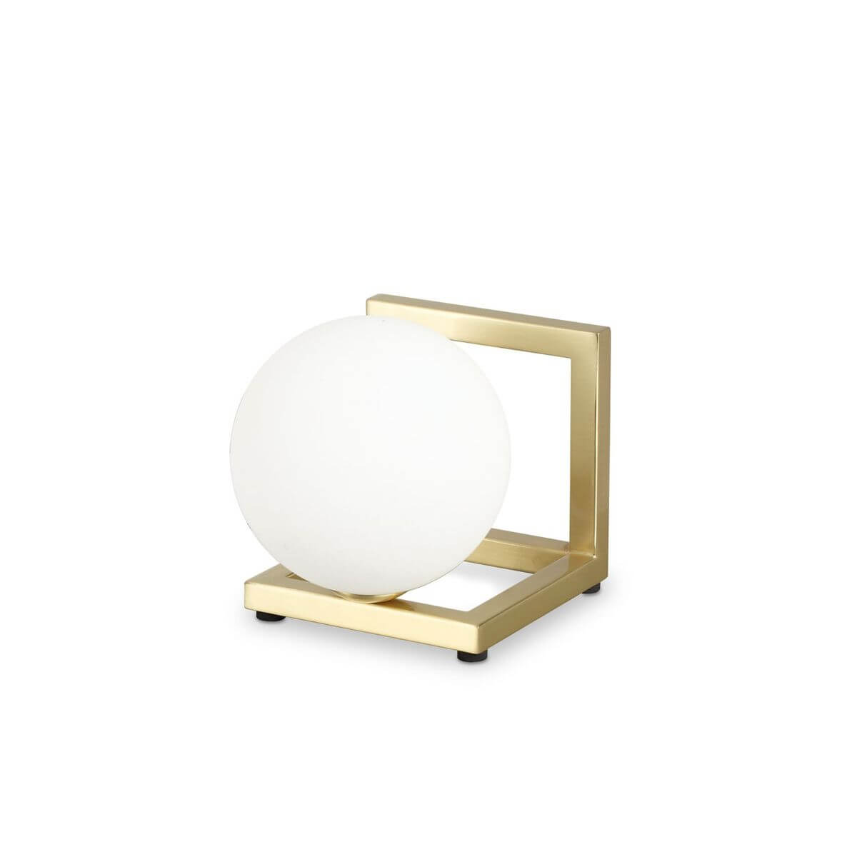 Vue de trois quarts de la lampe à poser, globe blanc et structure en laiton carrée.