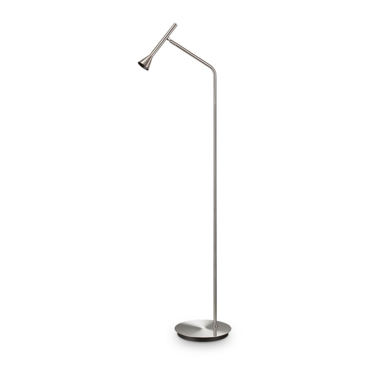 Lampadaire nickel isolé sur fond blanc, vue de trois quarts montrant la tête conique