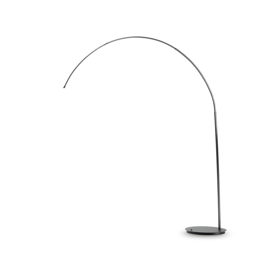 Lampadaire arc noir sans abat-jour, vue de face sur fond blanc