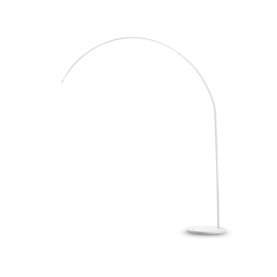 Lampadaire arc blanc photographié de profil sur fond blanc, abat-jour cylindrique