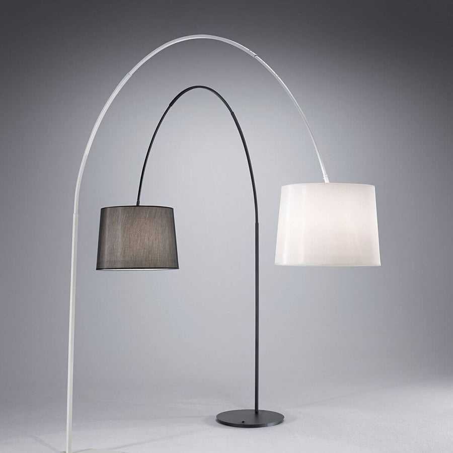 Comparatif face à face des versions blanche et noire du lampadaire arc