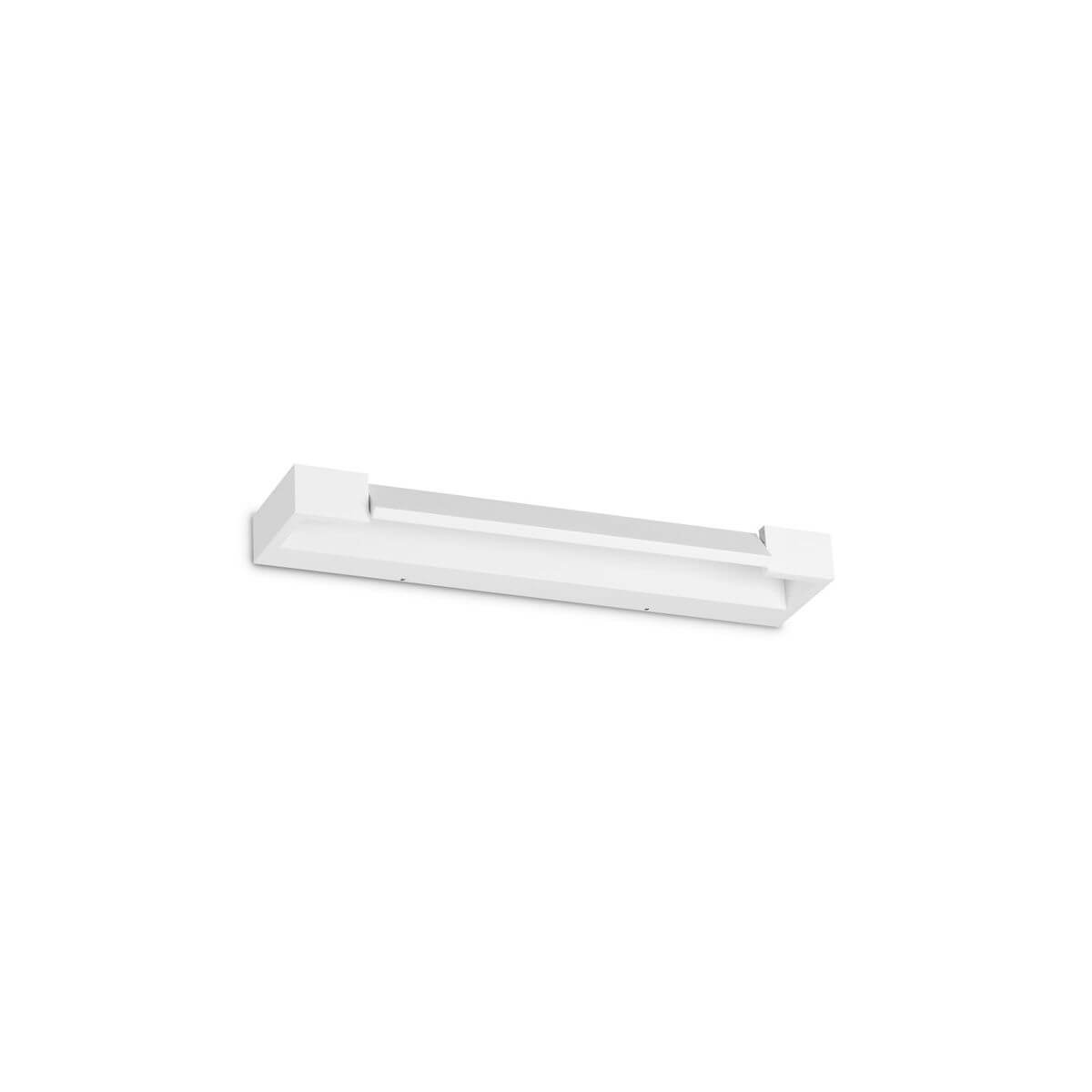 Vue d'ensemble de l'applique murale blanche rectangulaire sur fond blanc