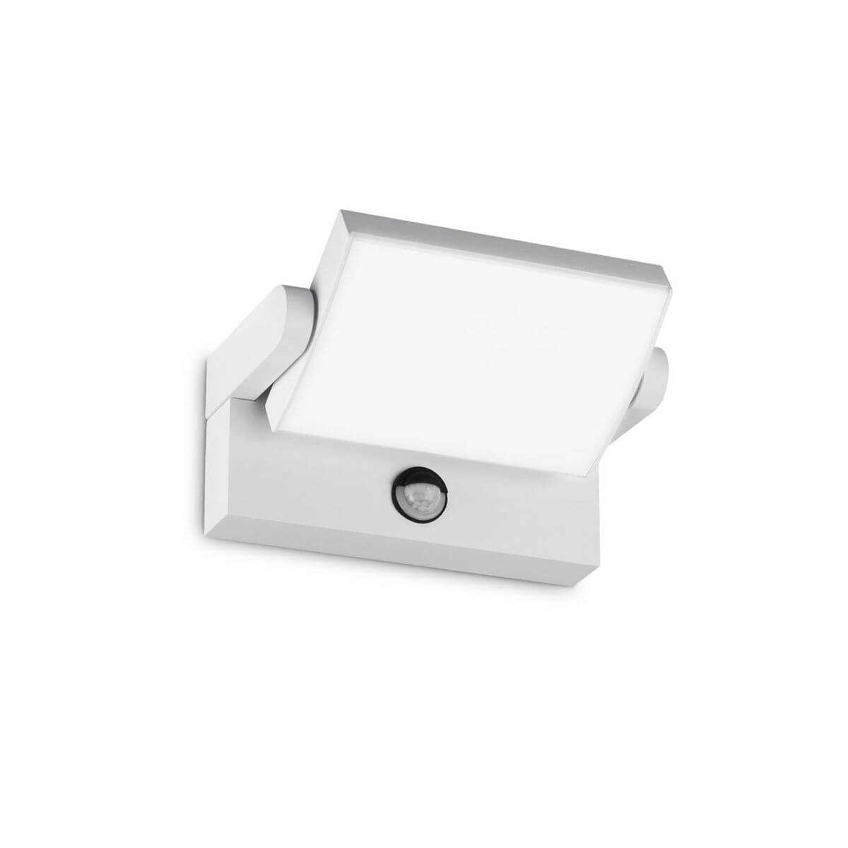 Vue de trois quarts d'une applique extérieure blanche orientable avec capteur de mouvement.