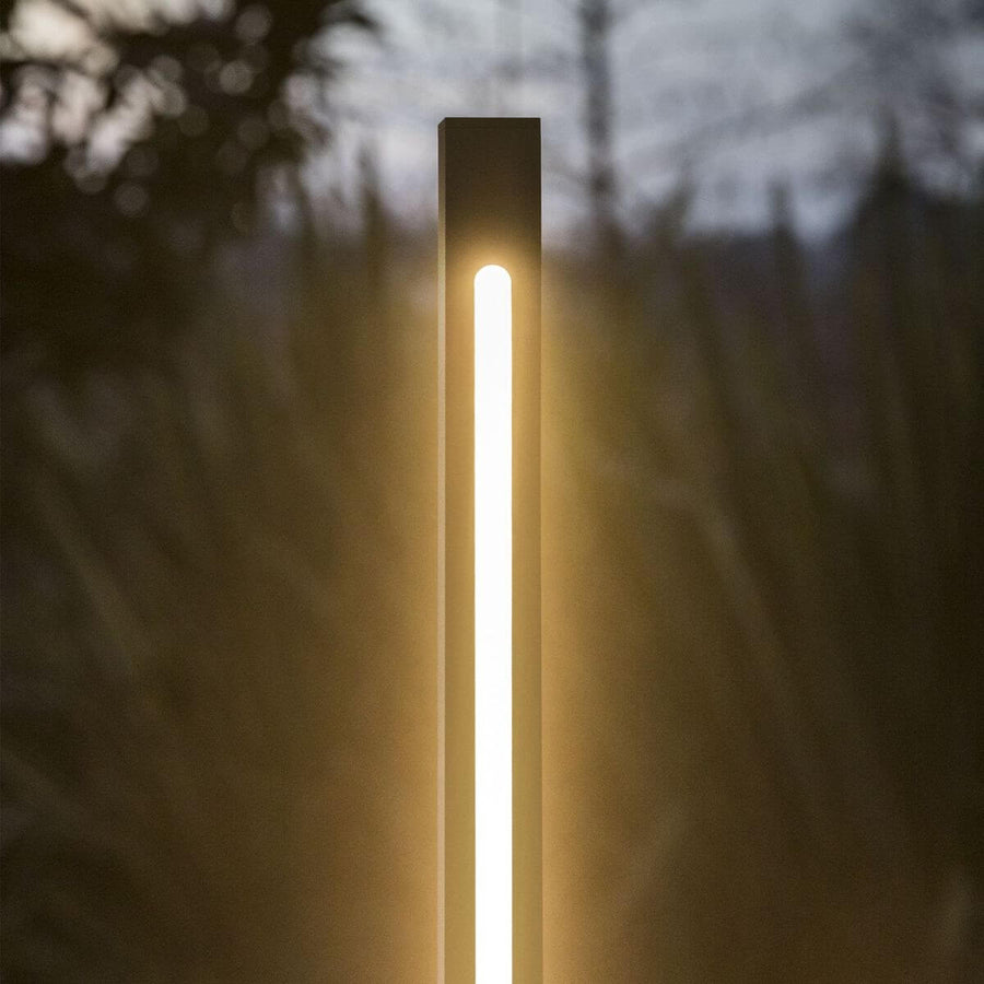 Gros plan de la source lumineuse chaude traversant le diffuseur en verre