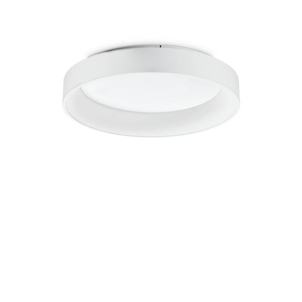 Plafonnier blanc rond vu de trois quarts, fin bandeau et diffuseur opale