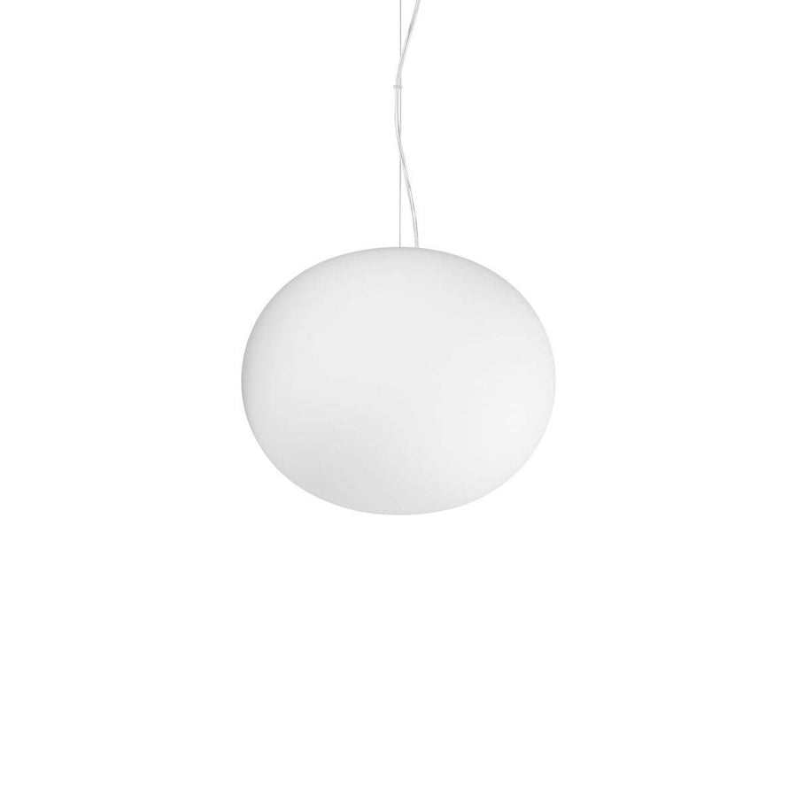Produit de face : suspension blanche ovale sur fond blanc, câble fin.