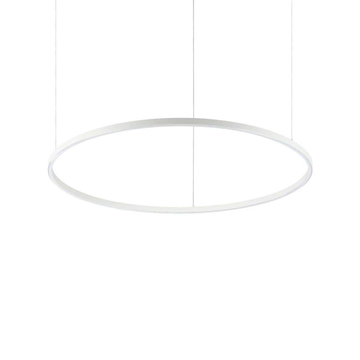 Suspension annulaire blanche fine suspendue par câbles, vue de face sur fond blanc.