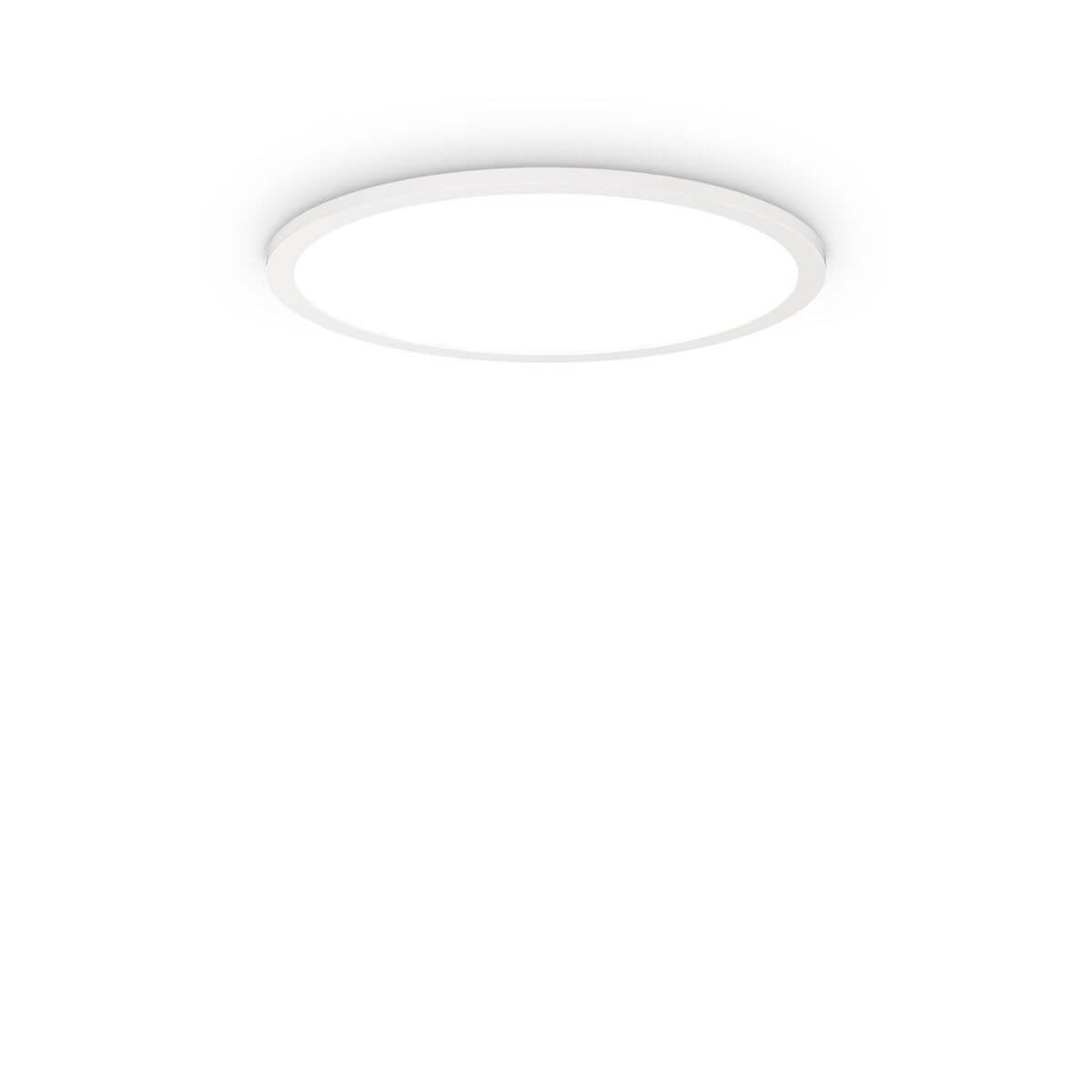 Plafonnier rond blanc vu de biais, diffuseur opaque allumé et cerclage fin